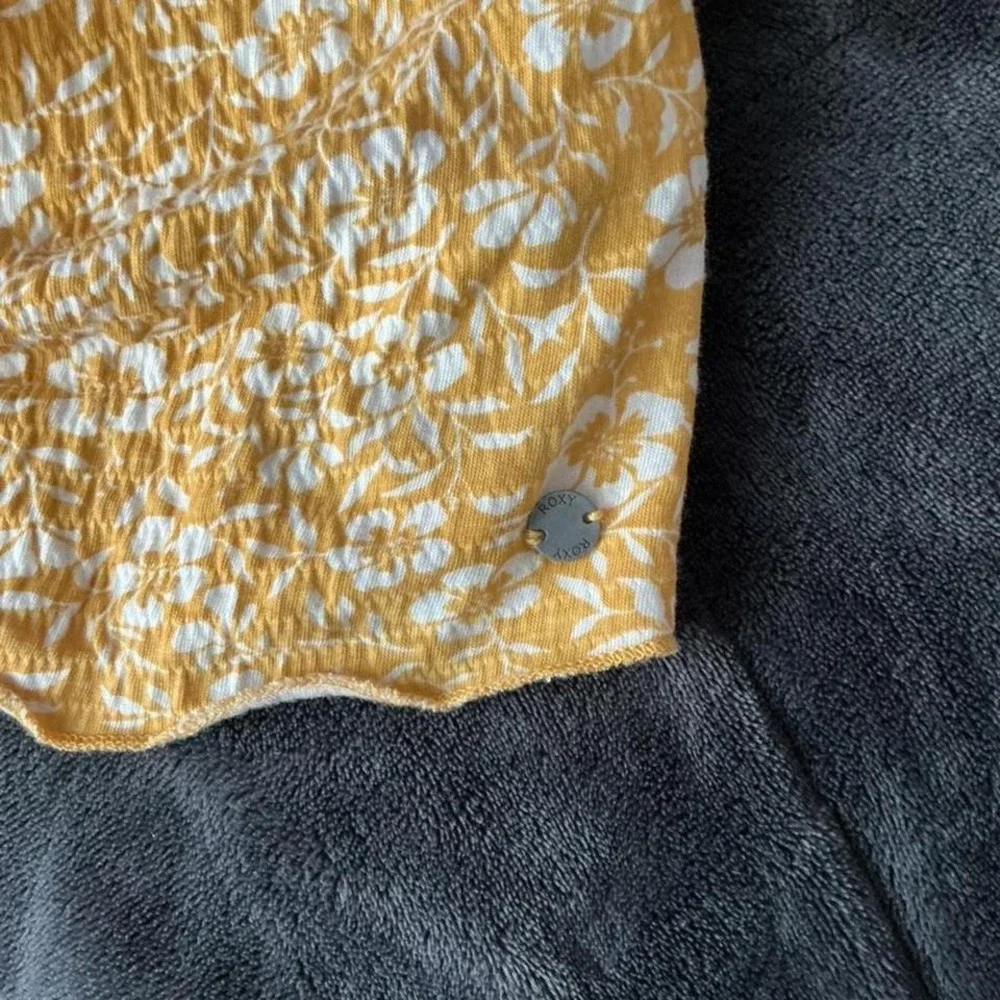 Roxy yellow and white crop top Size L see last picture for imperfections
